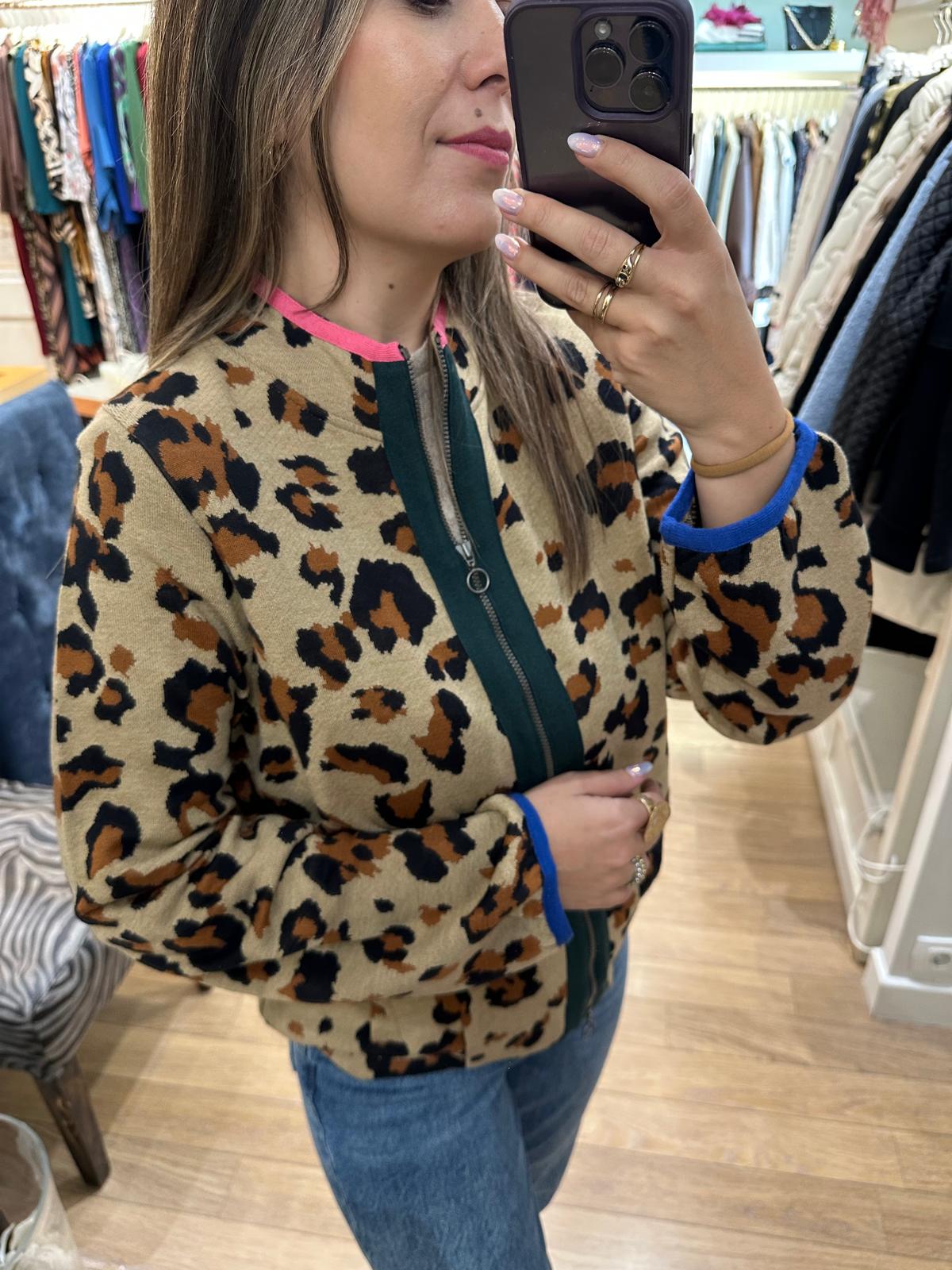 Chaqueta de punto animal print con vivos de color – Aldo Martins