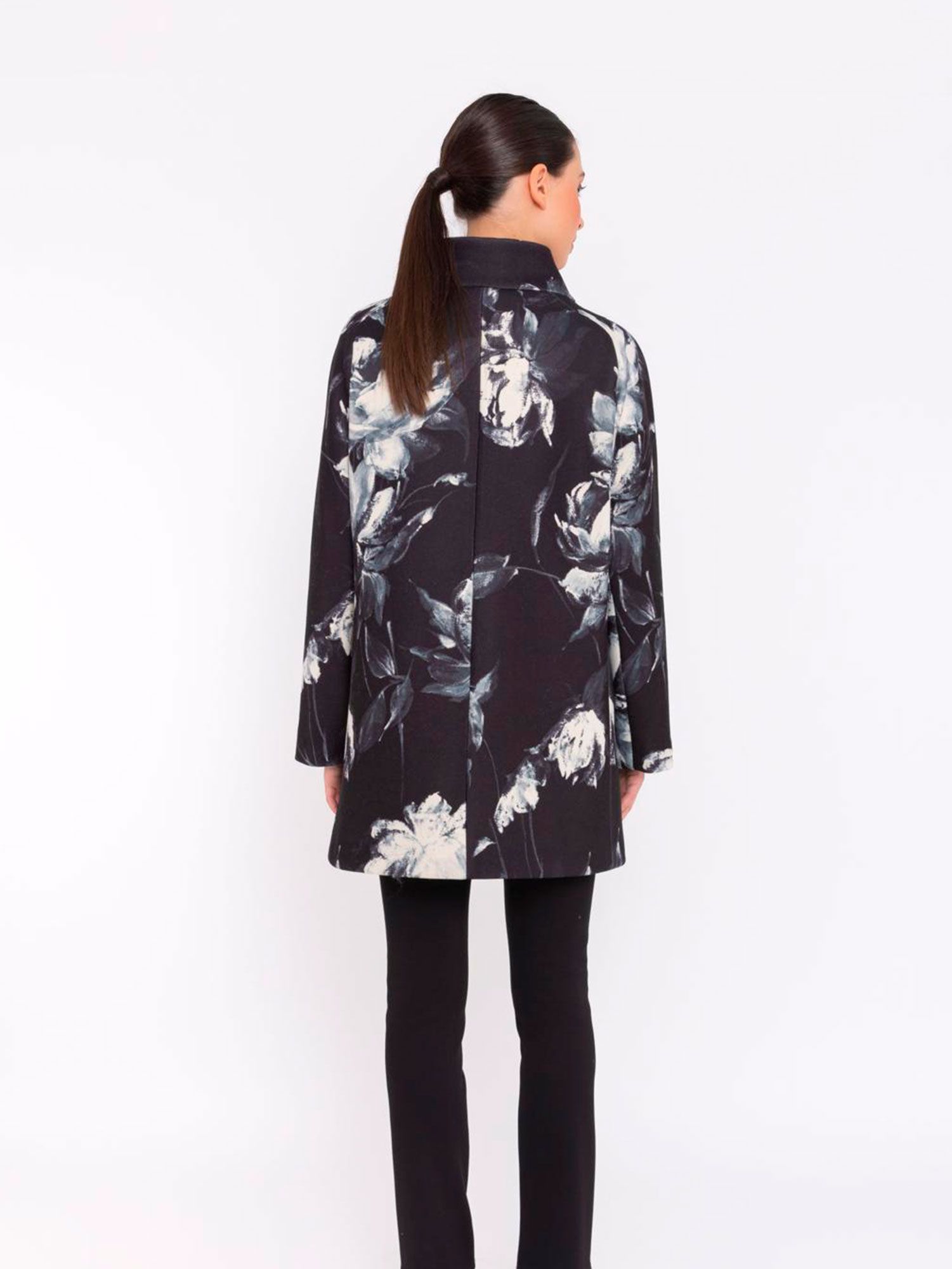 Abrigo negro de paño con estampado floral