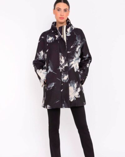 Abrigo negro de paño con estampado floral