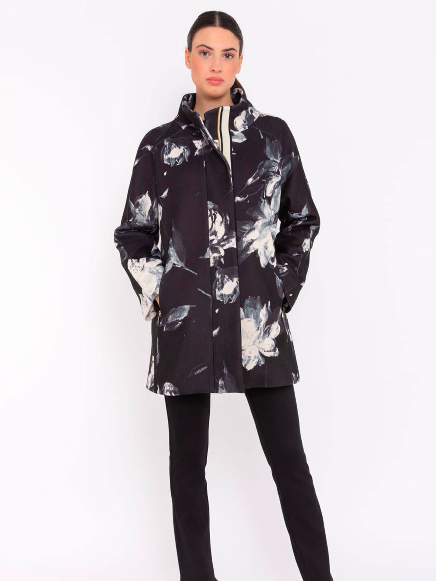 Abrigo negro de paño con estampado floral