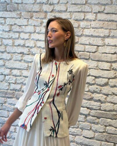 Conjunto invitada falda fluida y chaqueta bordada