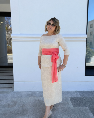 Conjunto beige brocado con fajín coral