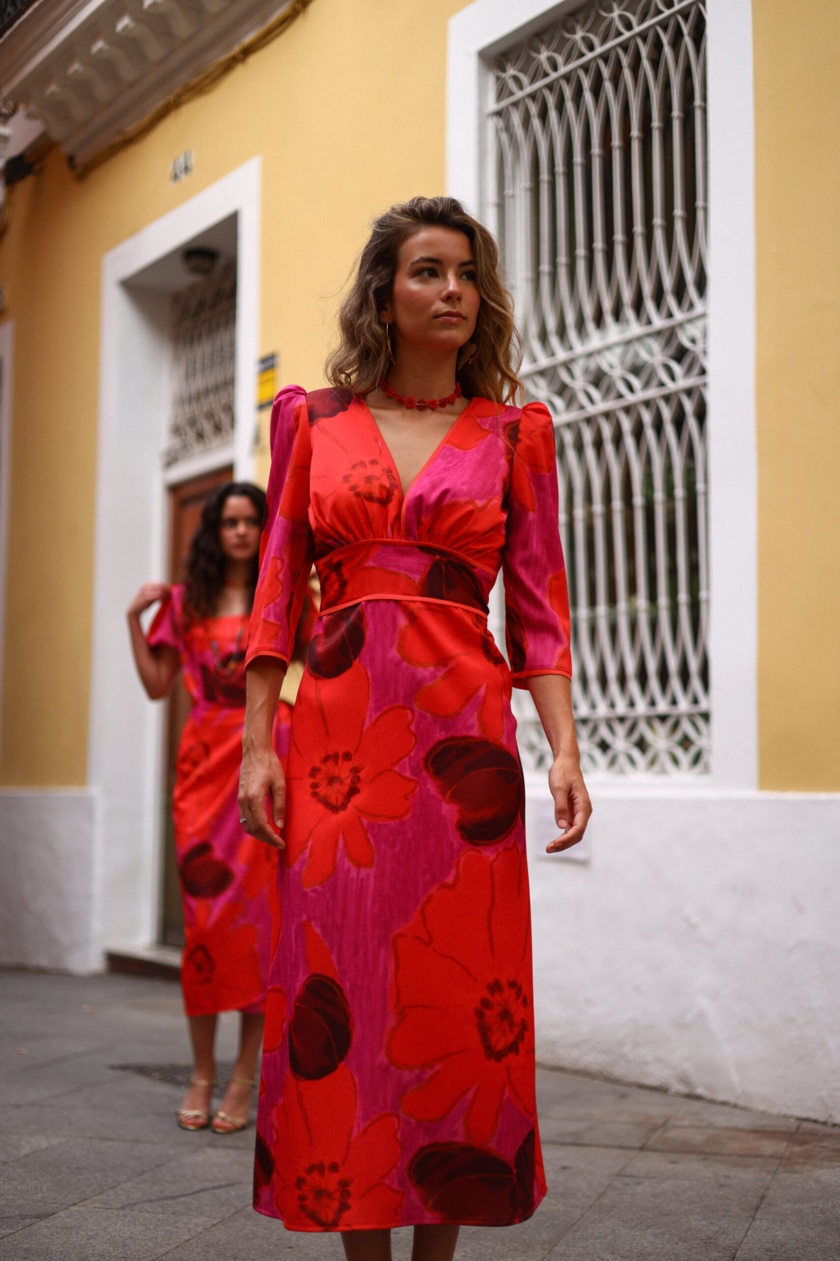 Vestido midi estampado floral rojo frambuesa con escote cruzado