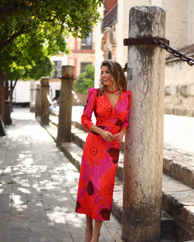 Vestido midi estampado floral rojo frambuesa con escote cruzado