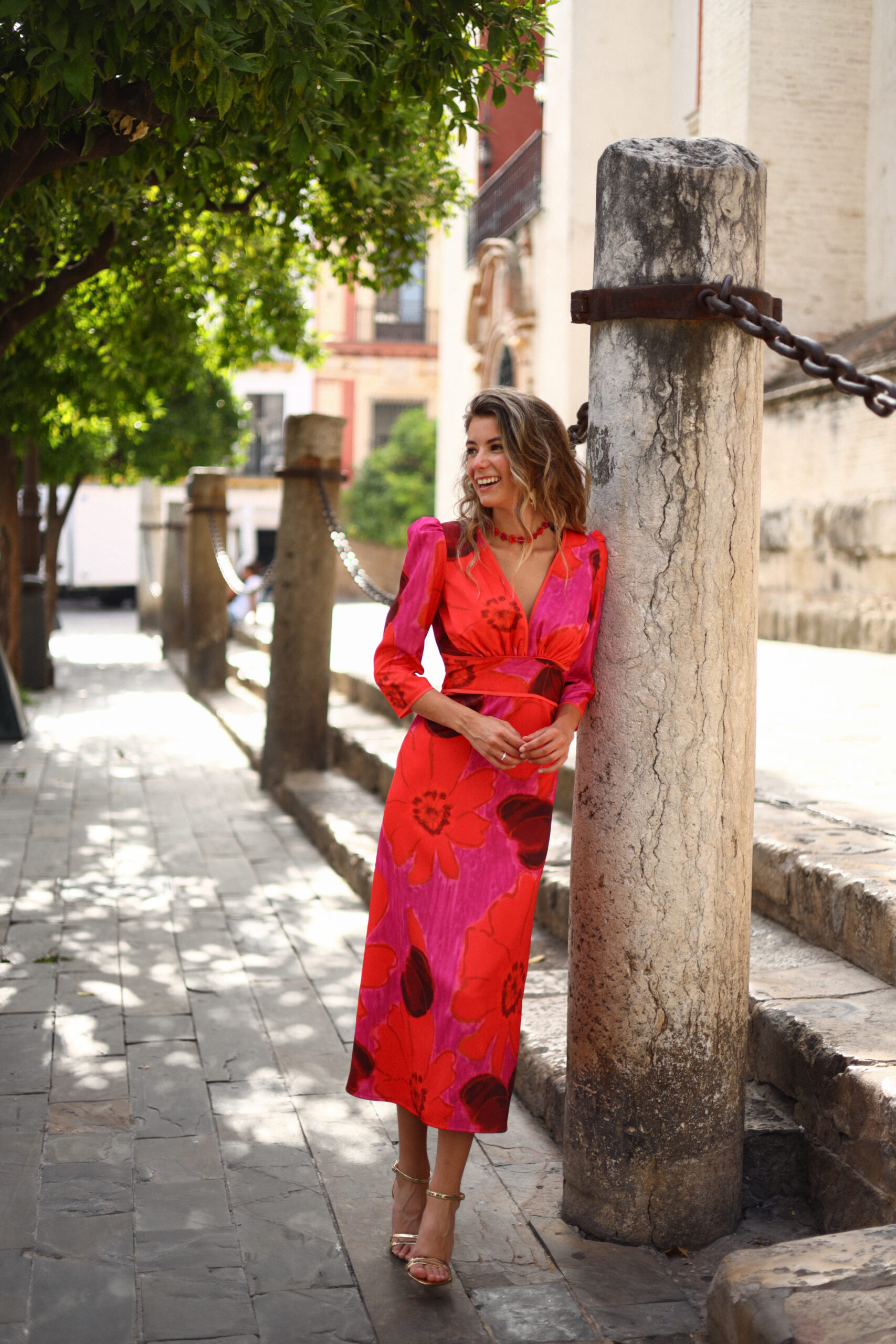 Vestido midi estampado floral rojo frambuesa con escote cruzado