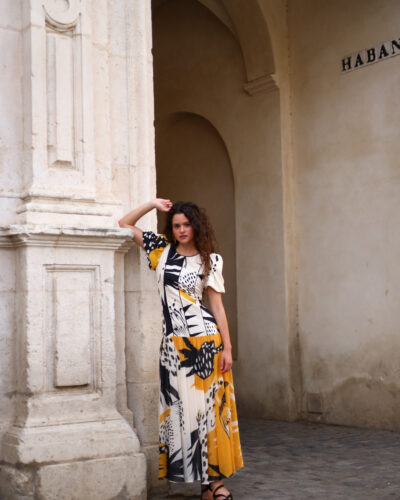 Vestido midi estampado geométrico blanco, negro y naranja