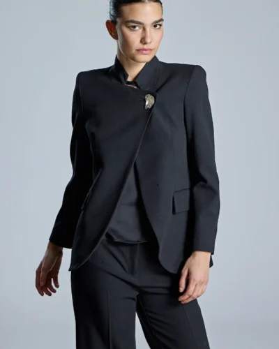 Blazer negra cruzada con cierre fantasía