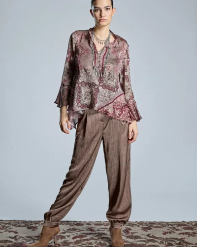 Pantalón fluido topo con bajo ajustado
