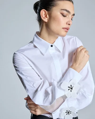 Blusa blanca con aplique floral en puños