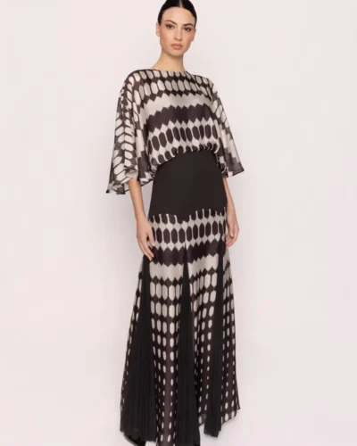 Vestido largo de fiesta con estampado geométrico y capa integrada
