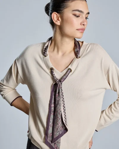 Jersey beige con pañuelo estampado
