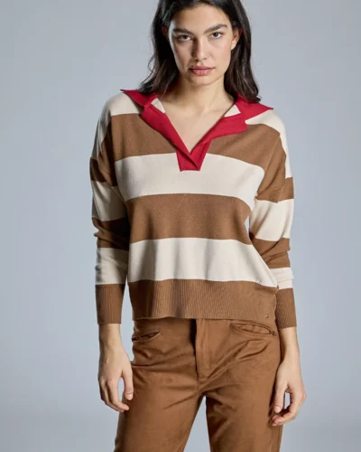Jersey de rayas con cuello rojo