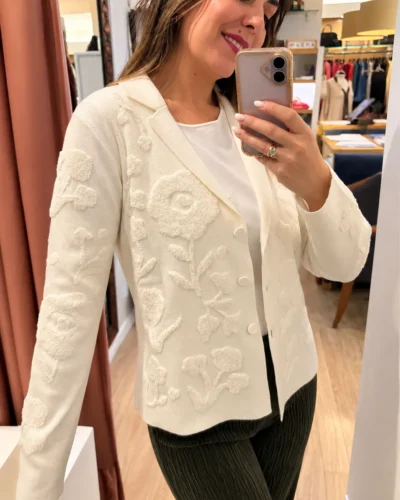 Chaqueta Blanca con Bordados Florales en Relieve